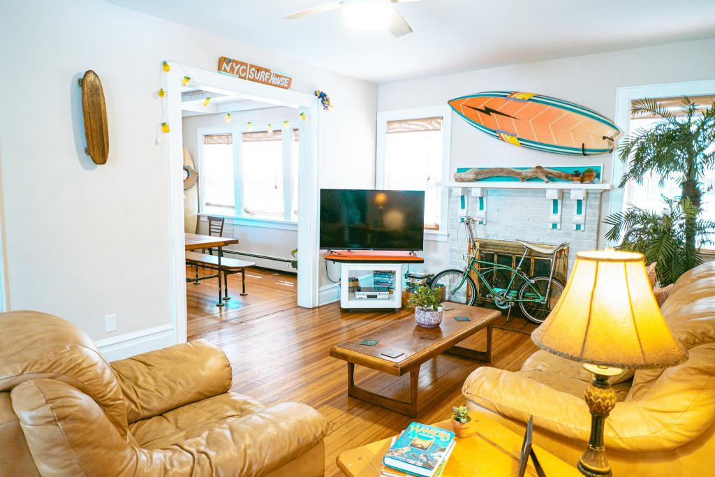 10 min to JFK 5 bedrooms two baths with tiki bar Pure Crashpads