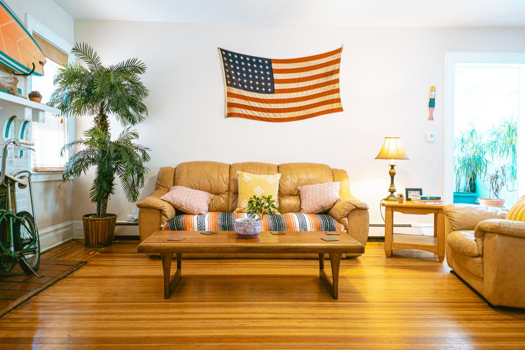 10 min to JFK 5 bedrooms two baths with tiki bar Pure Crashpads