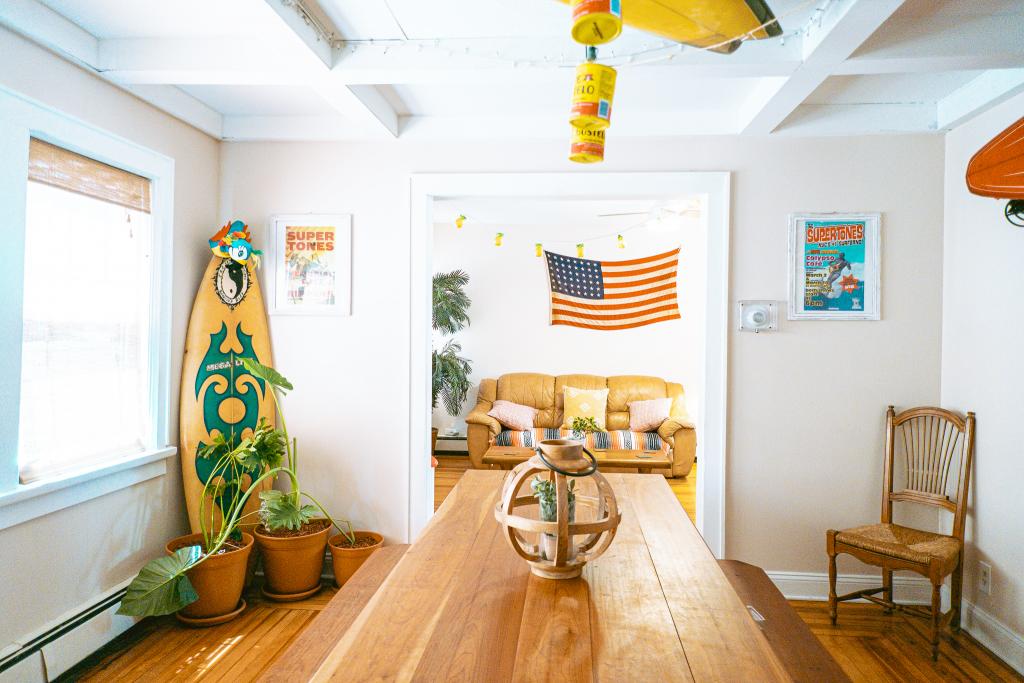 10 min to JFK 5 bedrooms two baths with tiki bar Pure Crashpads