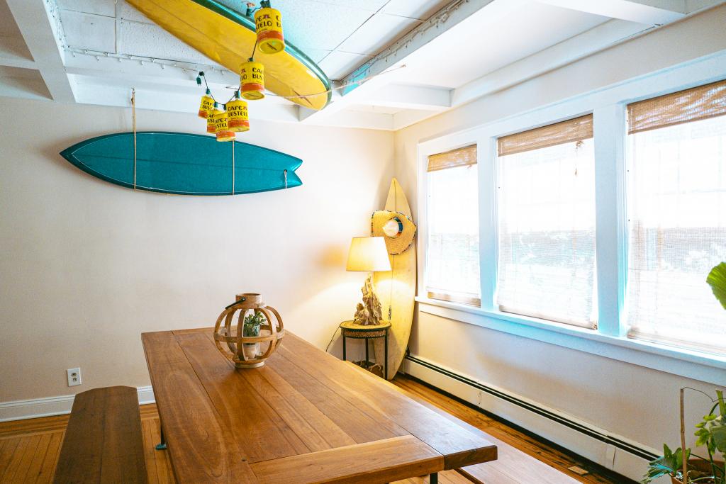 10 min to JFK 5 bedrooms two baths with tiki bar Pure Crashpads