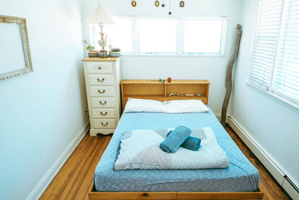 10 min to JFK 5 bedrooms two baths with tiki bar Pure Crashpads