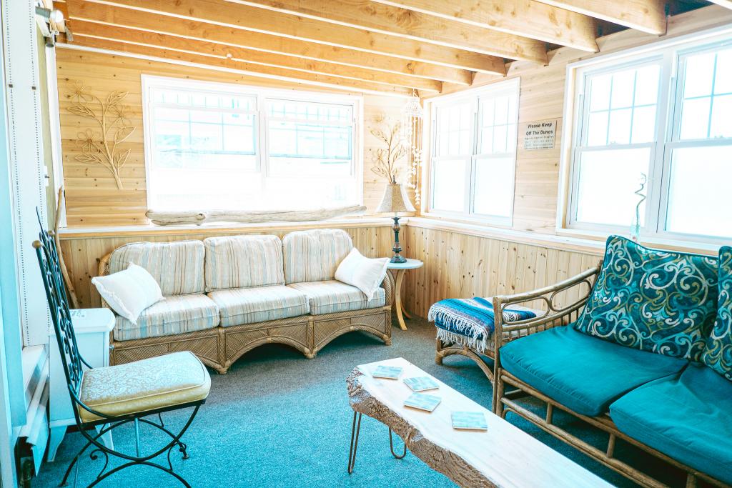 10 min to JFK 5 bedrooms two baths with tiki bar Pure Crashpads