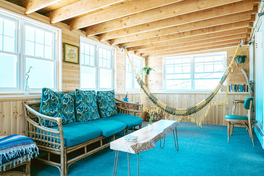 10 min to JFK 5 bedrooms two baths with tiki bar Pure Crashpads