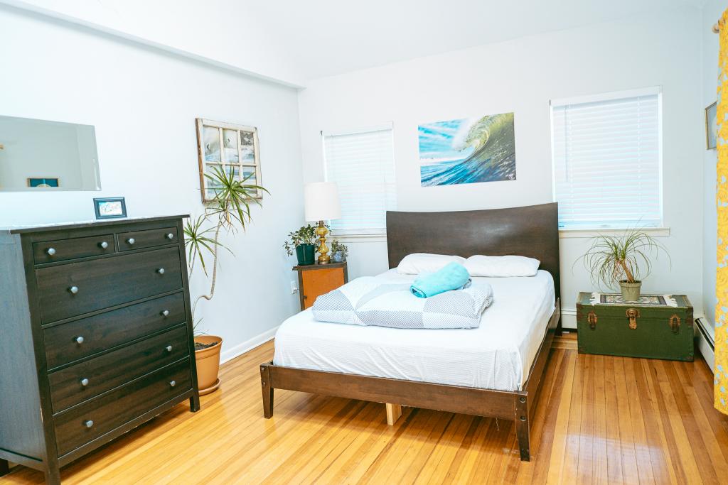 10 min to JFK 5 bedrooms two baths with tiki bar Pure Crashpads